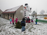 Hrajeme si se sněhem a pomáháme